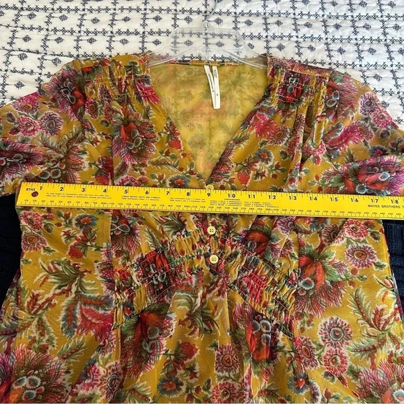 By Anthropologie Gretchen Floral Gold Mesh V-Neck Smocked Blouse Size Small - Picture 8 of 14
